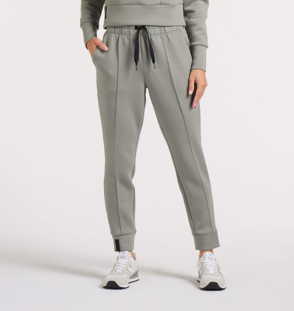 Model is 5'9", size 2 wearing size XS.